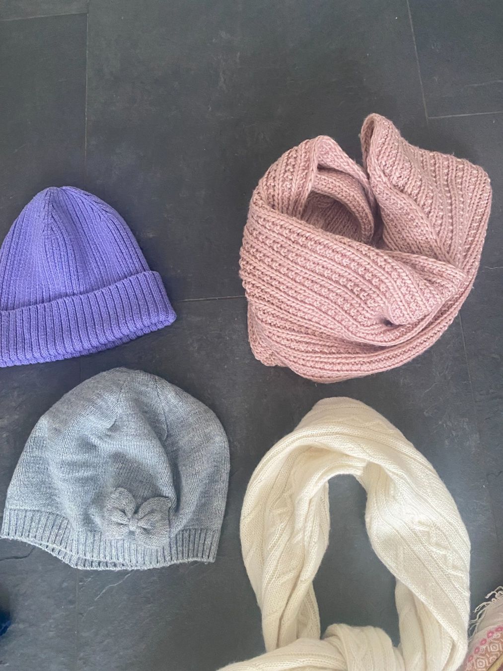 Lotti & Set di vestiti: 8 Stk. Mädchen Set Schal/Mützen/Kappen – Usato da Bonstetten venduto da VCLS 2