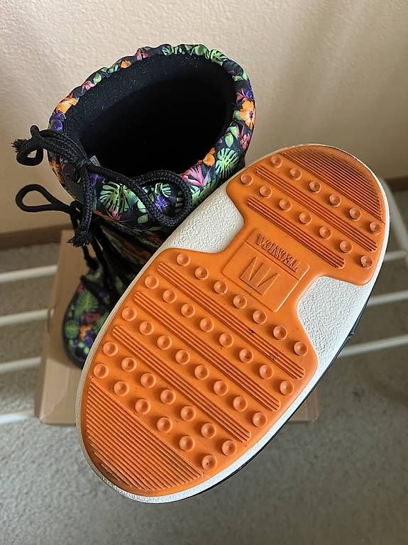 Damenschuhe: Moon Boot floral bunt Gr. 39-41 – Gebraucht aus Bern von Happyturtle 3