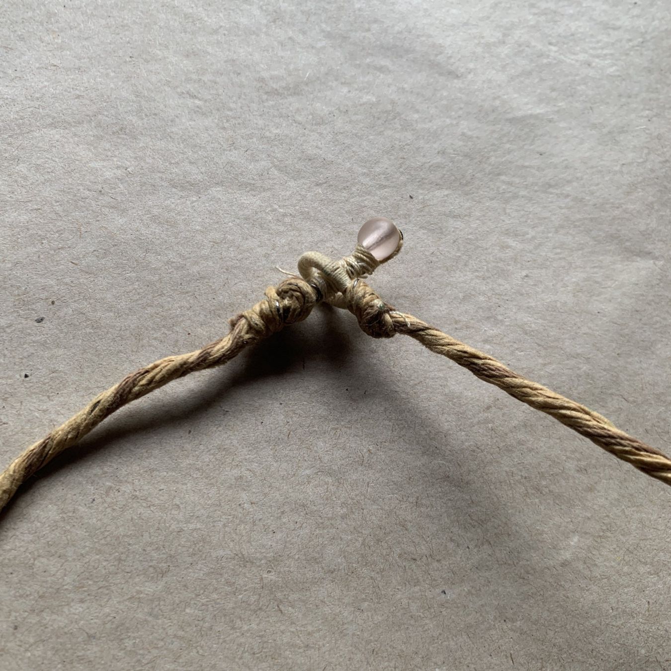 Catenine: Einzigartige Halskette aus Perlen und Margenta-Steinen – Usato da Chalais venduto da Decoarts.art 4