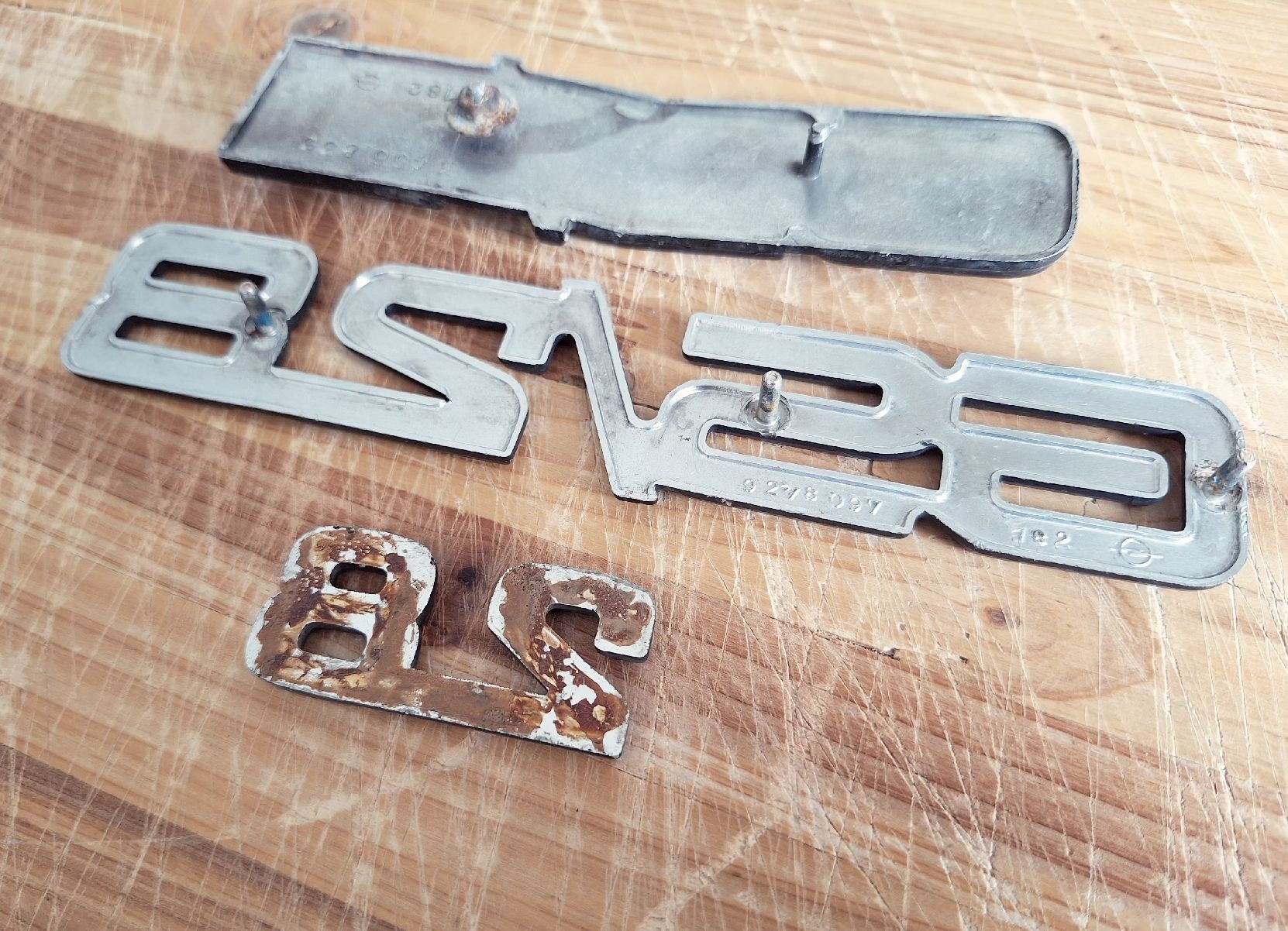 Opel Tutti pezzi di ricambio auto: Opel Commodore B GS/E 2.8L Embleme – Usato da Triesen venduto da BLACKSHEEP75 2