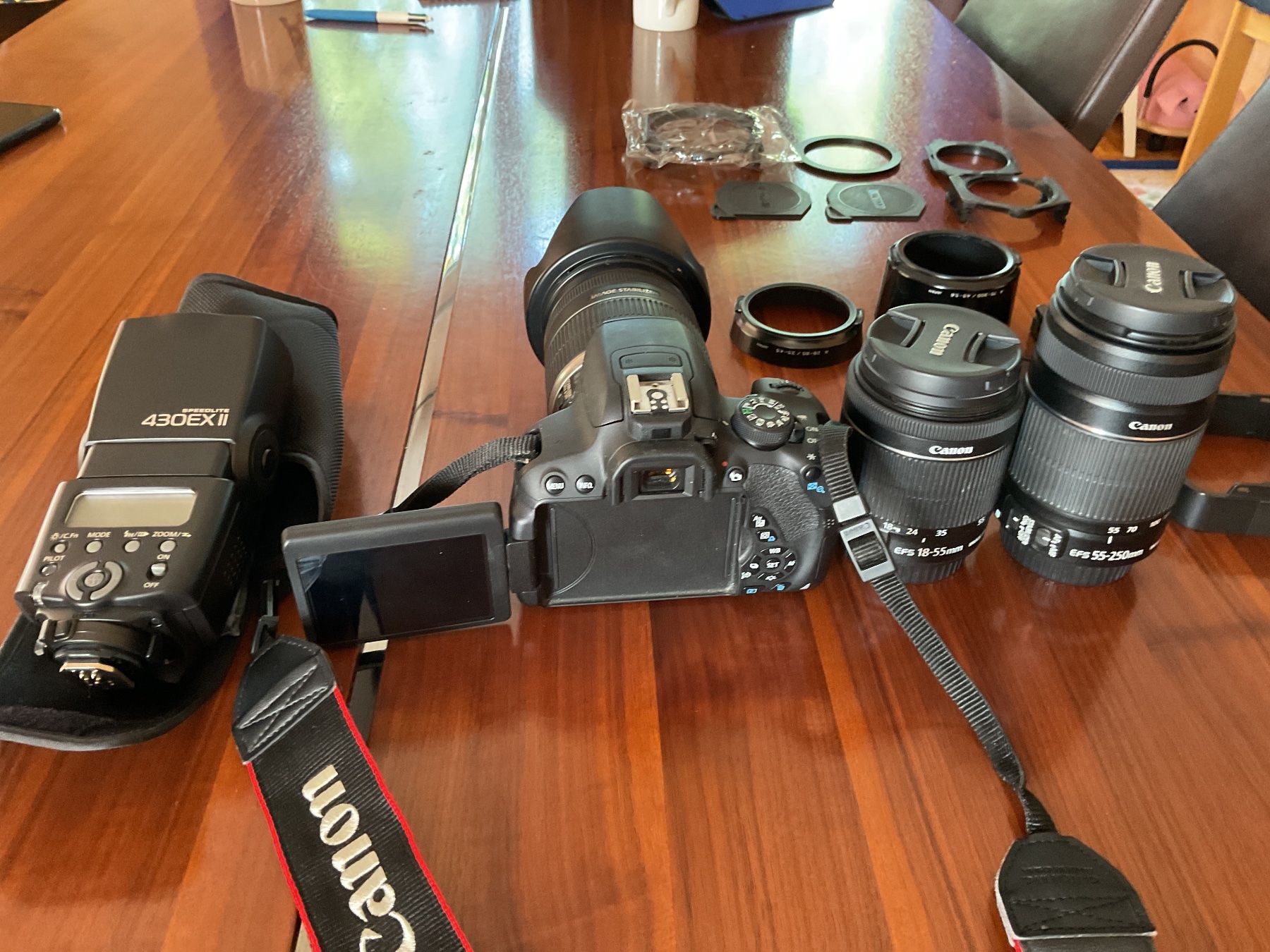 Canon Fotocamera: Canon EOS 700D avec objectif 18-55mm, flash et accessoires – Usato da Plan-les-Ouates venduto da jac_stj2 1