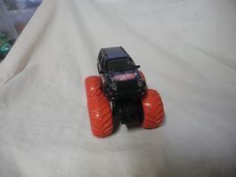 MAISTO  MONSTER TRUCK  JEEP LIBERTY TRUCK    SHOCK N GNAW