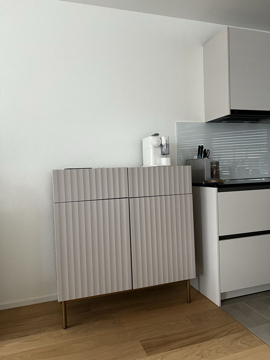 Cassettiere: Highboard beige/grau mit goldigen Beinen – Usato da Zürich venduto da siya404 1