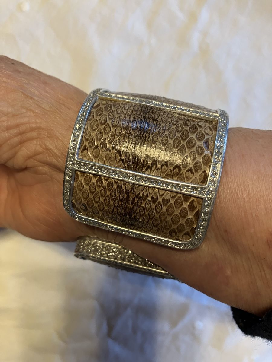Bracciali & Braccialetti: Breiter Armreif mit Schlangenleder und Strass – Usato da Bassersdorf venduto da groovygremlin 1