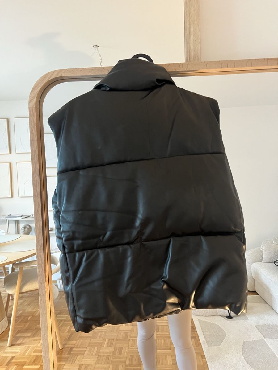 Zara Gilets & Westen: Schwarze Pufferweste aus Kunstleder – Gebraucht aus Zürich von m7dj-sl 1