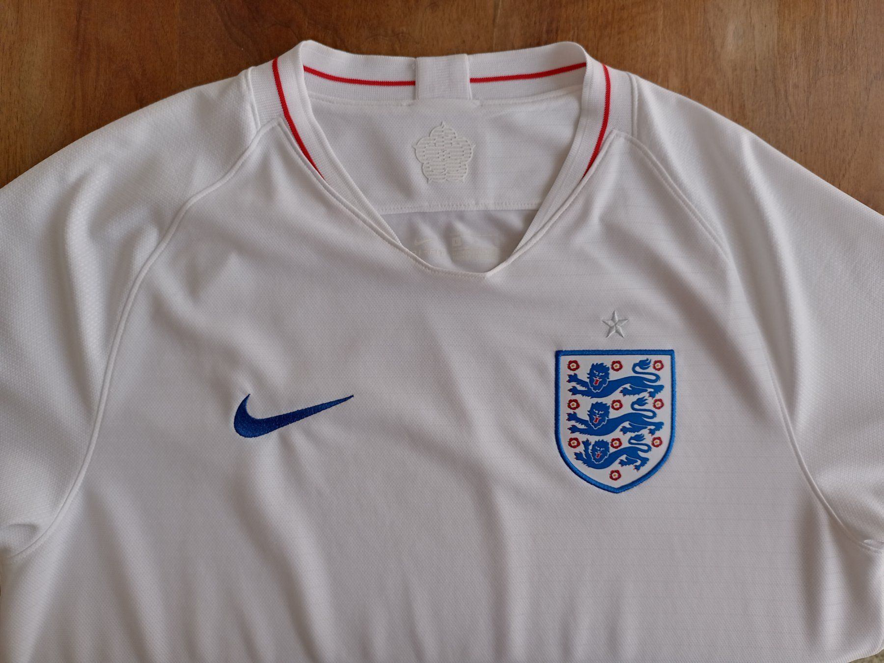 Nike Canottiere & Pantaloni: Fussball Trikot England 2018 – Nuovo (secondo la descrizione) da Rapperswil SG venduto da WATCHTIMEBOX 2