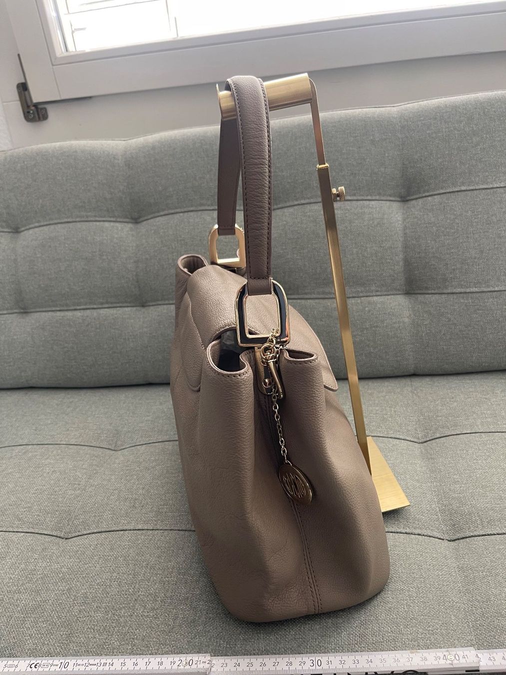 DKNY Sacs femmes: DKNY Tasche Grau/ Beige – D'occasion à Cham par pri_9ktk 1