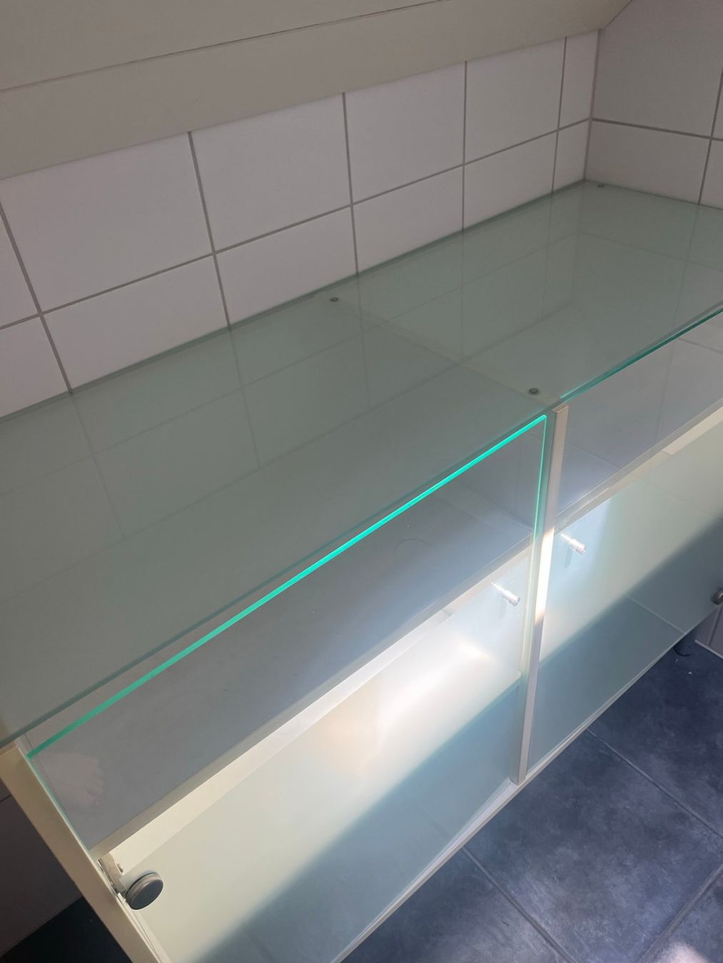 Cassettiere: Kostenlos Sideboard weiss mit Glasabdeckung und Glasfronten – Usato da Balterswil venduto da AndreaBlume10 2