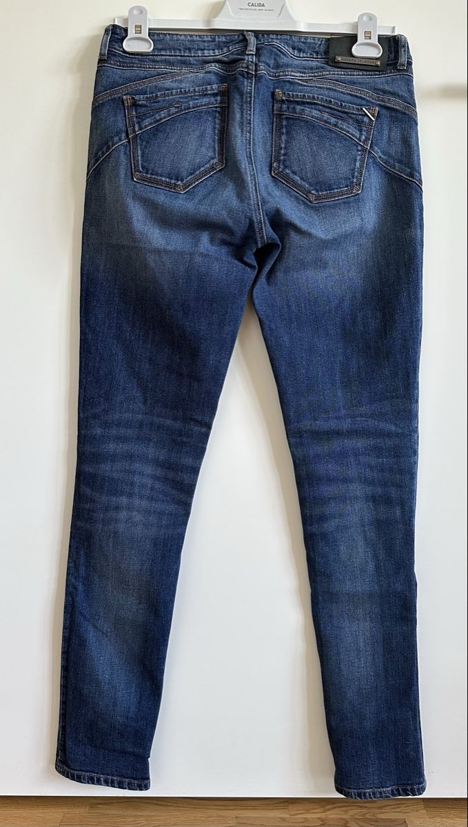 Max Mara Jeans: Jean Max Mara Sportmax Code, taille 30, coupe skinny, coton – Nuovo (secondo la descrizione) da St-Saphorin-Morges venduto da mac_7tvq 1