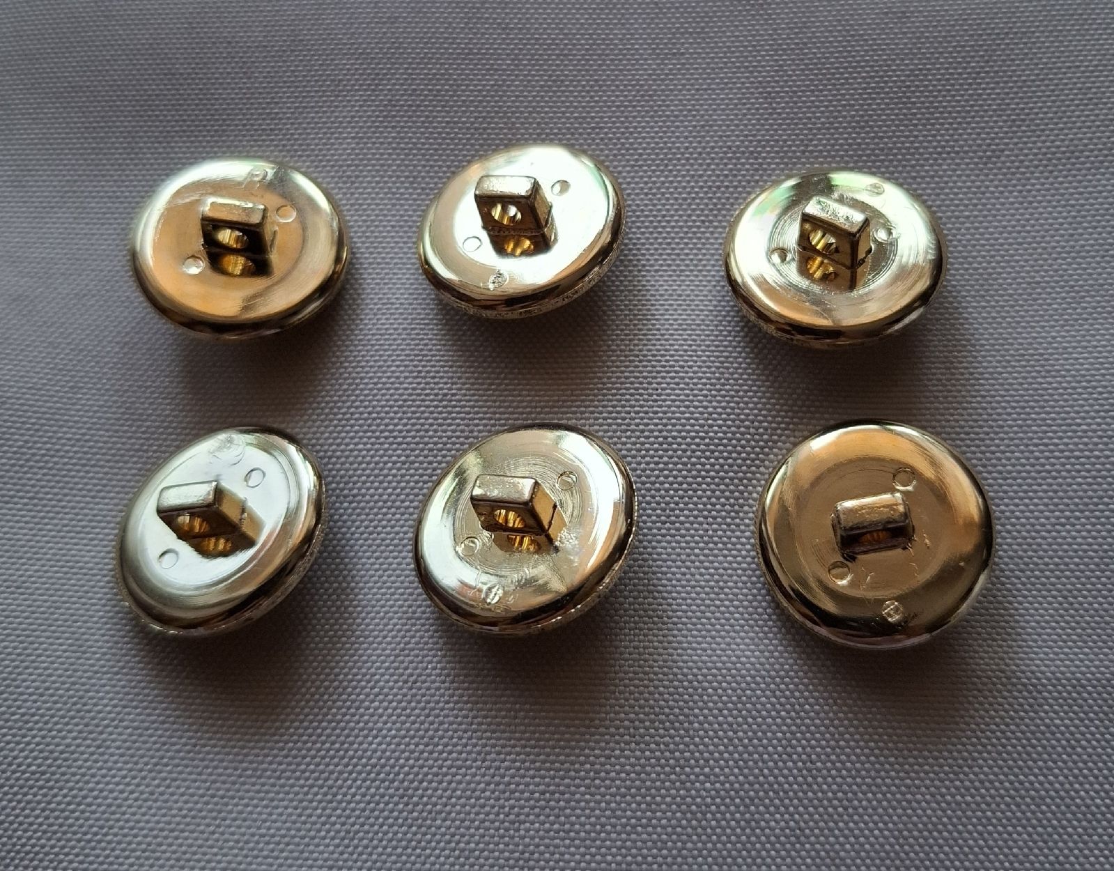 Bottoni: 6 Stück Knöpfe, 18 mm. – Usato da Dietikon venduto da Hirschkopf 4