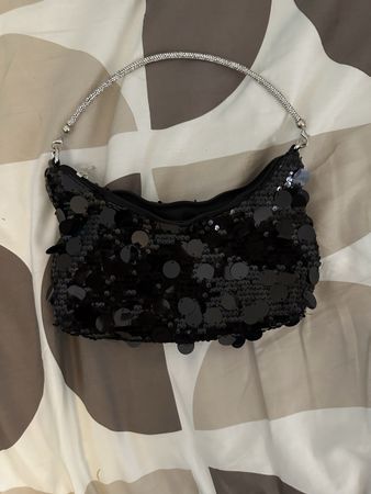 Sac à main noir à paillettes et anse argentée