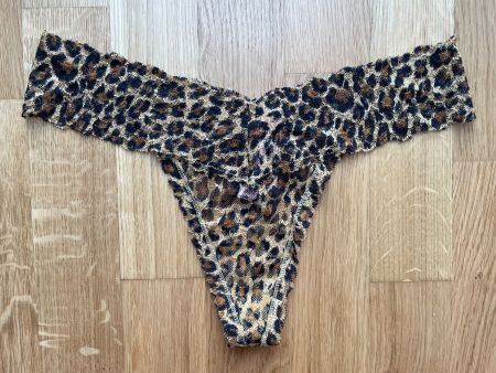 Victoria’s Secret Lace Thong M NEW