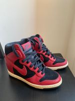 Baskets compensées Nike Dunk Sky High rouges et noires T38