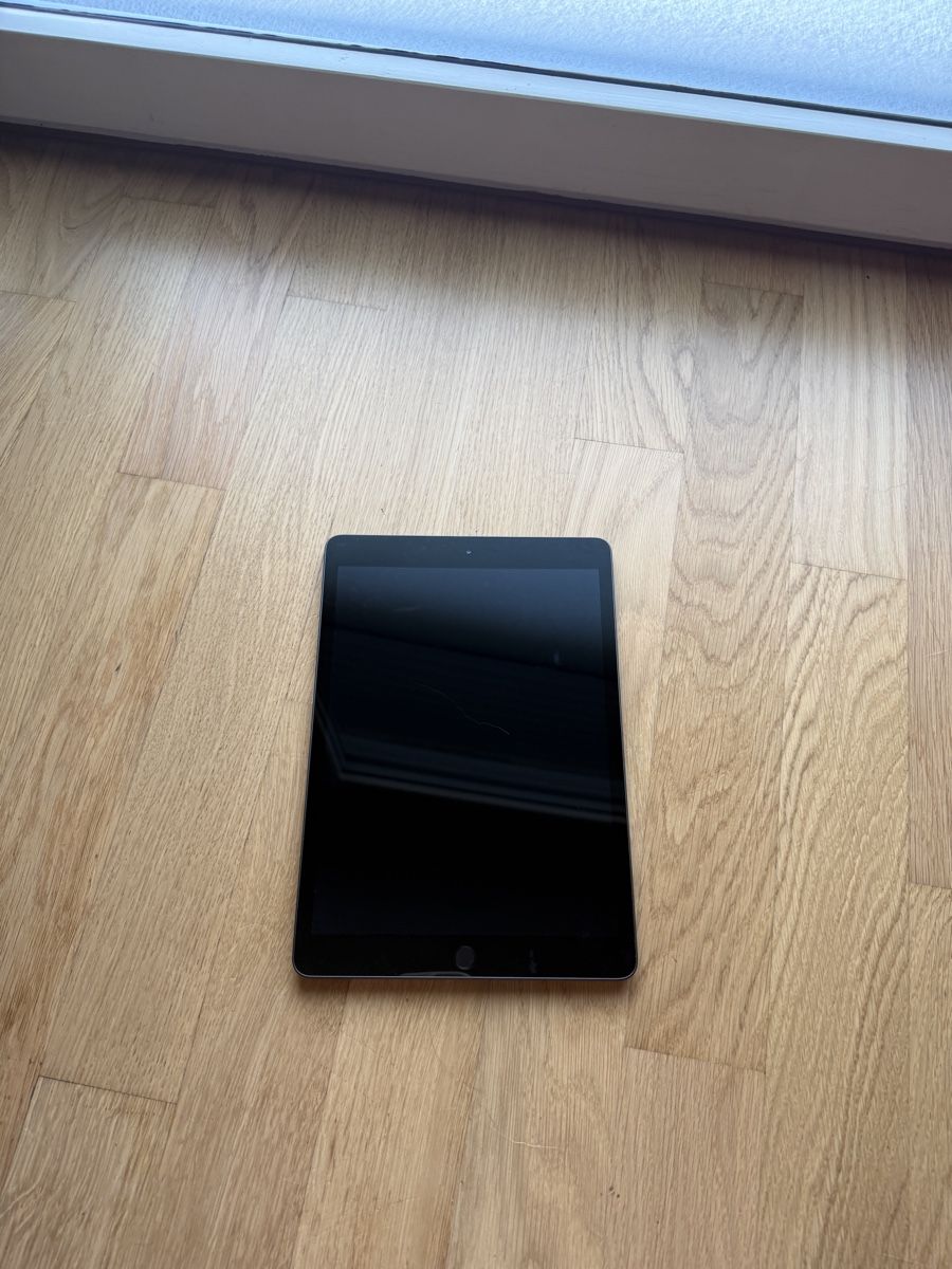 Apple Tablet PC: Tablette Apple 8 iPad 9.7 pouces gris bon état – Usato da Gempenach venduto da rebec97