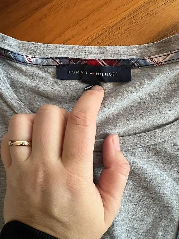 Pullover & Sweatshirts: Tommy Hilfiger Pullover – Gebraucht aus Glattpark(Opfikon) von Joyce. 1