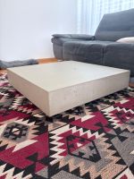 Couch- und Fernsehtisch aus Beton