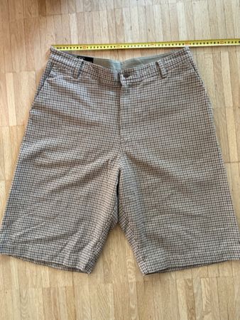 Volcom Chino Bermuda shorts, Size 32, Checked Pattern