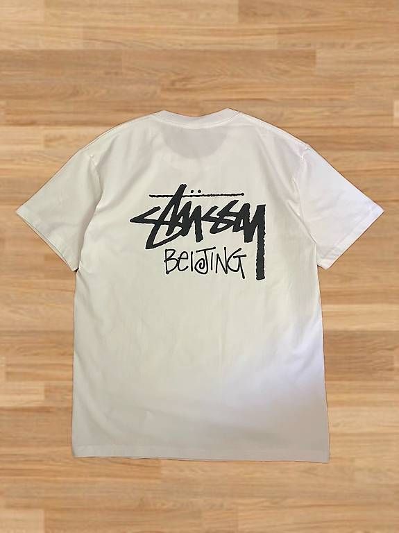 Stüssy T-shirt: Stüssy Beijing T-Shirt – Nuovo (secondo la descrizione) da Basel venduto da Eca02