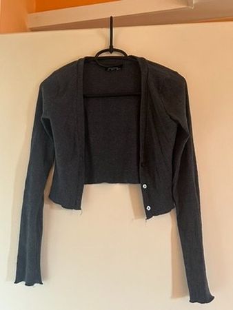 Gilet court gris côtelé à boutons – Bershka – Taille S