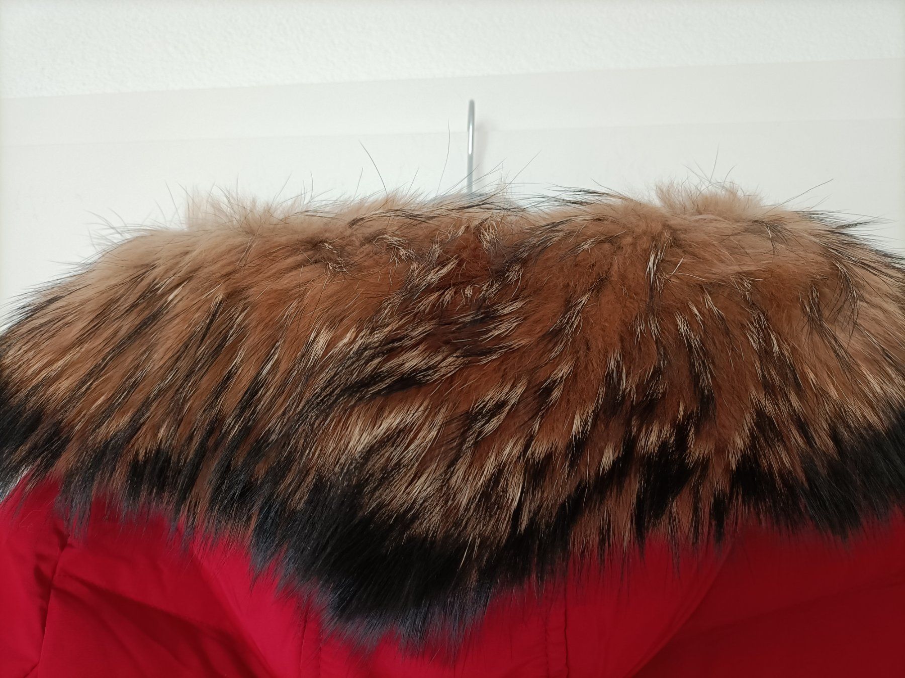 Vestes: Rote Winterjacke mit echtem Fell, Gr. M, NEU! – Neuf (Voir description) à Wil SG par MissMillie71 2