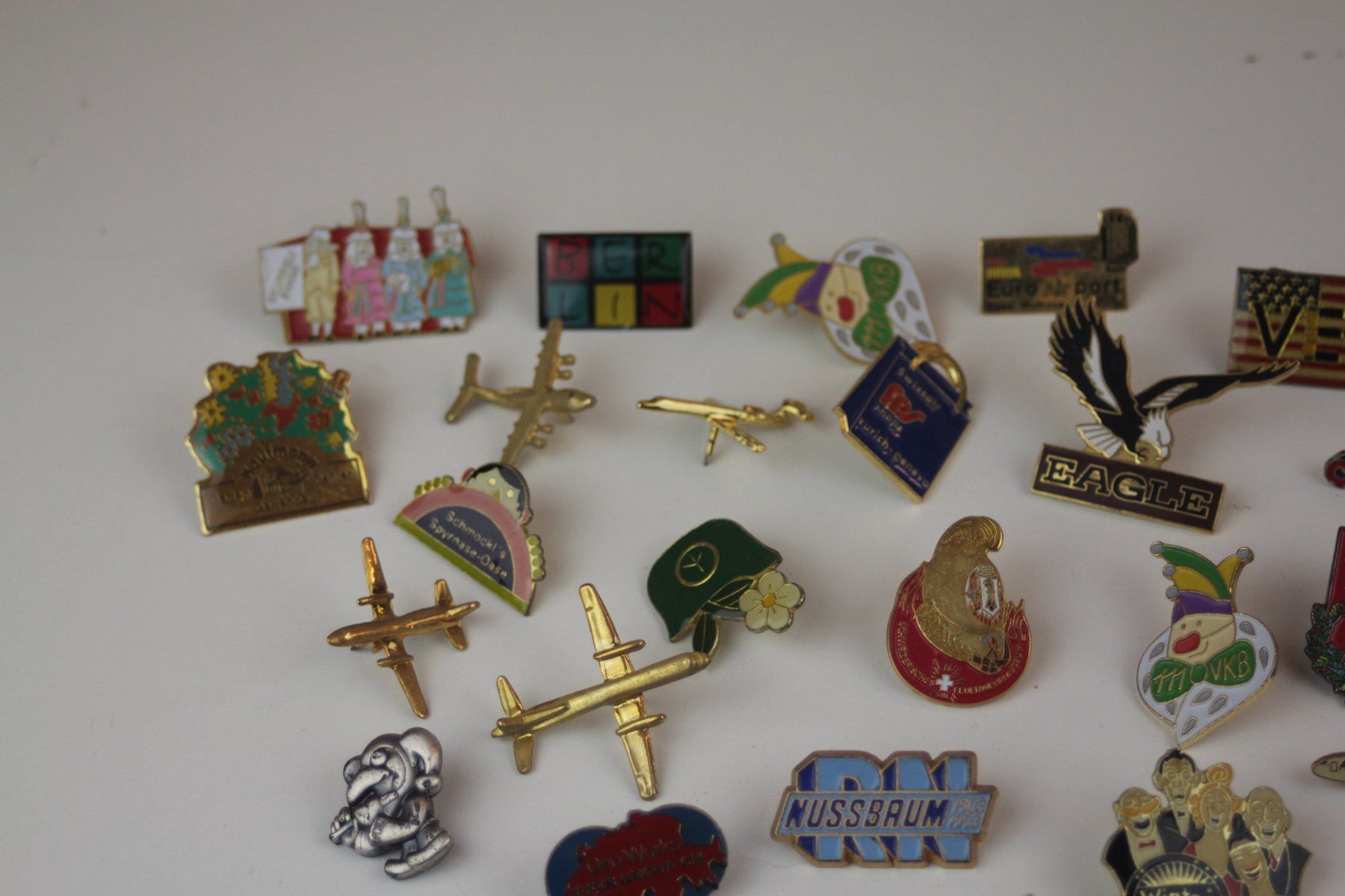 Placchette & Badge: Konvolut 27 Vintage Pins – Usato da Basel venduto da IRMAundFRED 1