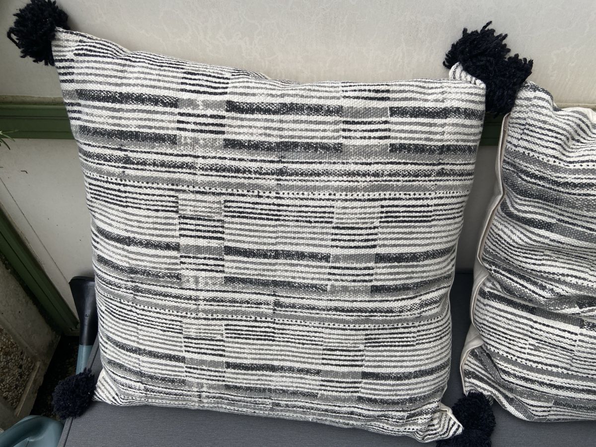 Cuscini: 2 Coussins décoratifs noir/blanc, pompons noirs – Usato da Genève venduto da captus