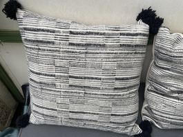 2 Coussins décoratifs noir/blanc, pompons noirs
