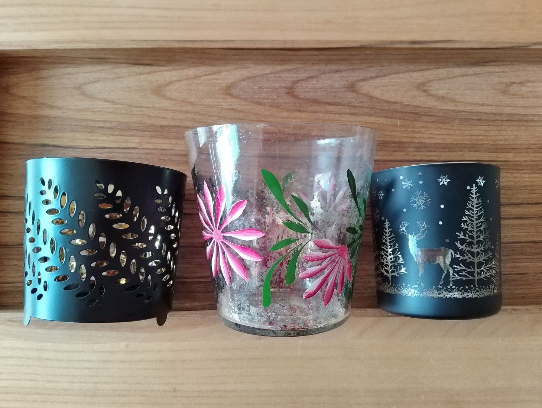 Tutte le decorazioni: Kleines Holztablett, drei hübsche Windlichter Glas/Metall – Usato da Luzern venduto da Seri4
