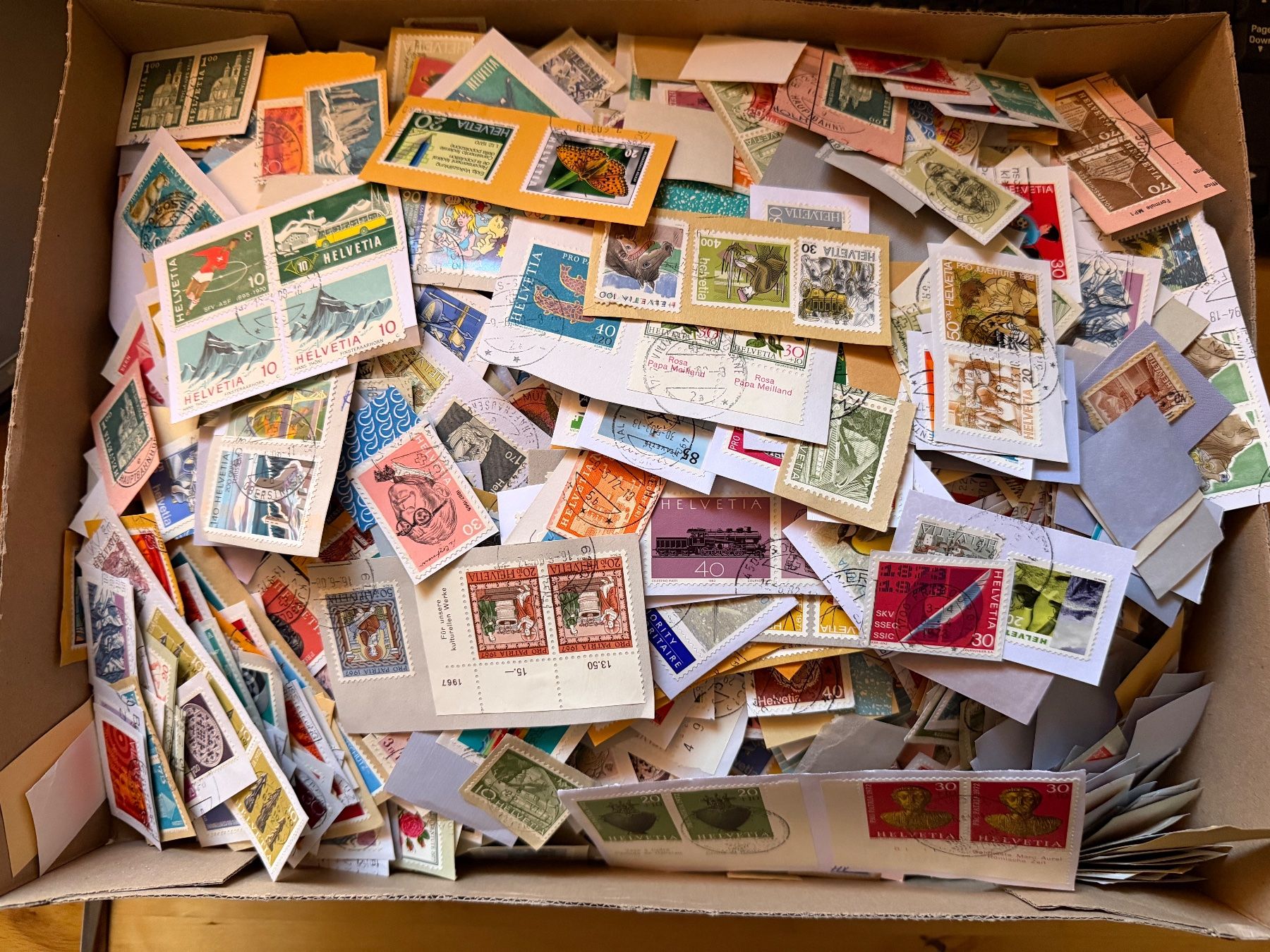 Tutti i francobolli: 1Kilo Briefmarken Schweiz auf Papier – Usato da Oberbuchsiten venduto da Rpv 1