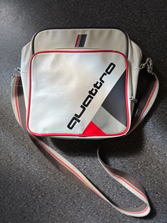 Vintage AUDI quattro Tasche, gebraucht. Kunstleder.