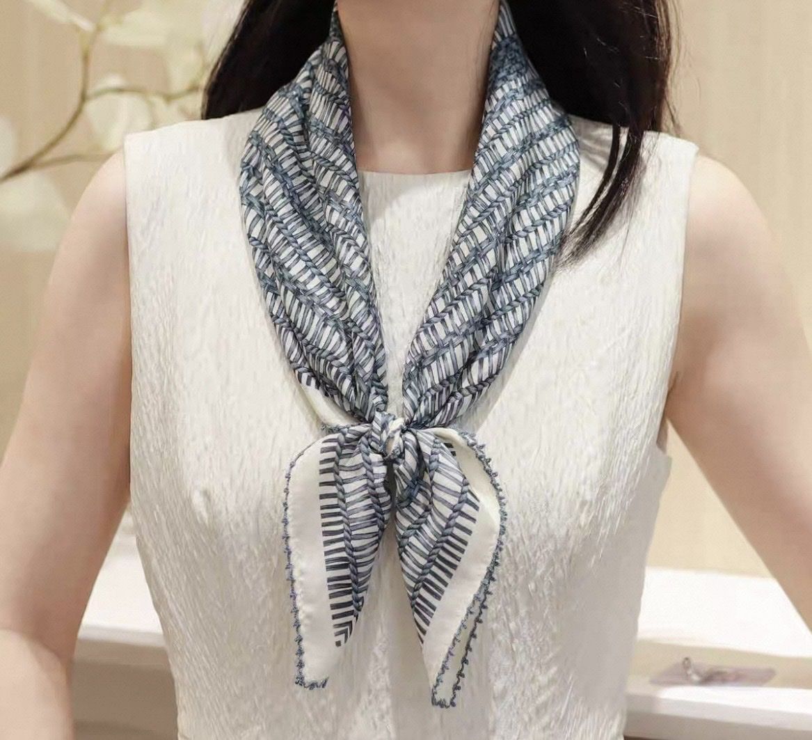 Foulard & Sciarpe: New with gift package Stylish Patterned Scarf 100% Silk – Nuovo e nell'imballaggio originale da Basel venduto da 550_ckp6