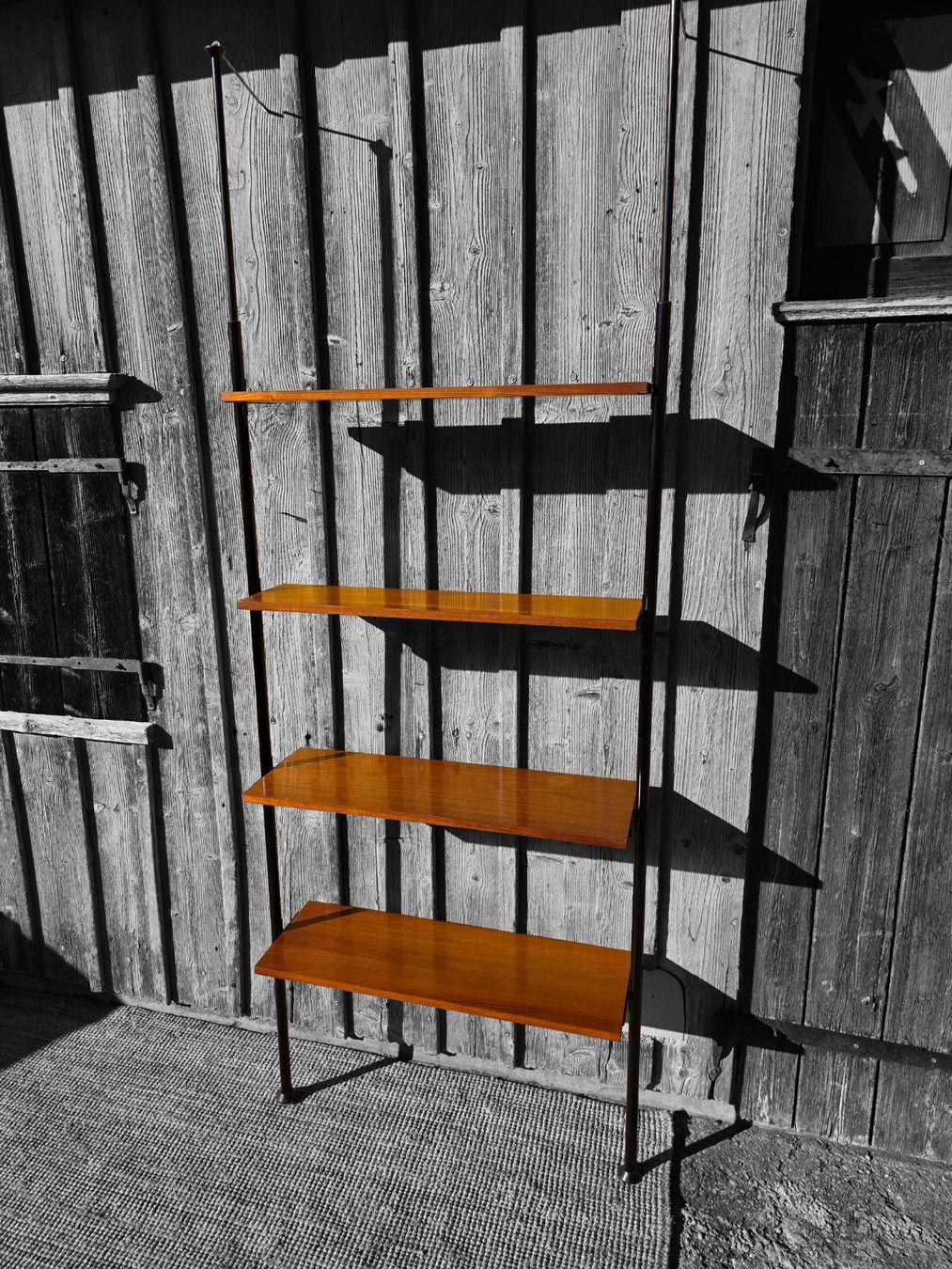 Regale: Mid Century  Teak Teleskopregal – Gebraucht aus Haslen AI von Vintagelix