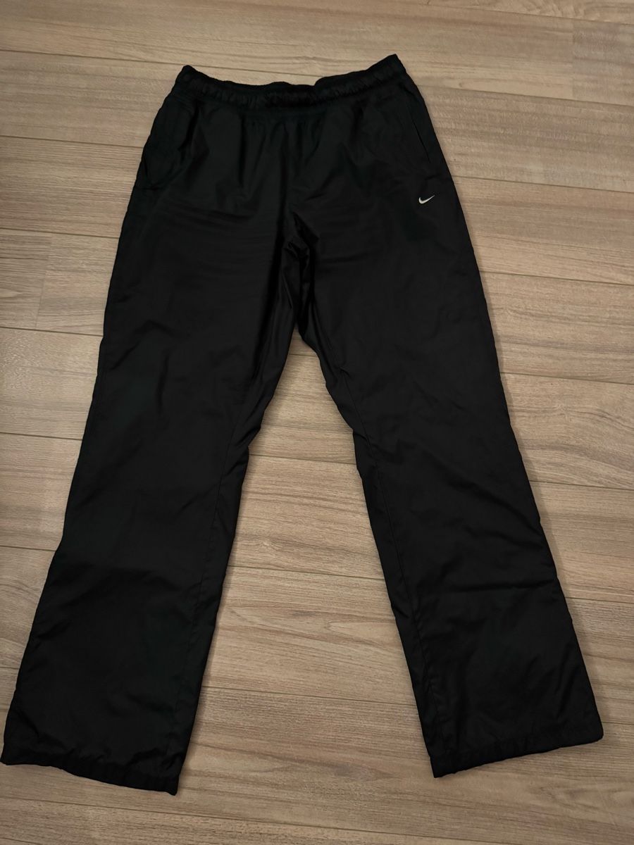 Nike Pantaloni: NIKE Damen Trainerhosen Gr. M schwarz – Usato da Bonstetten venduto da VCLS