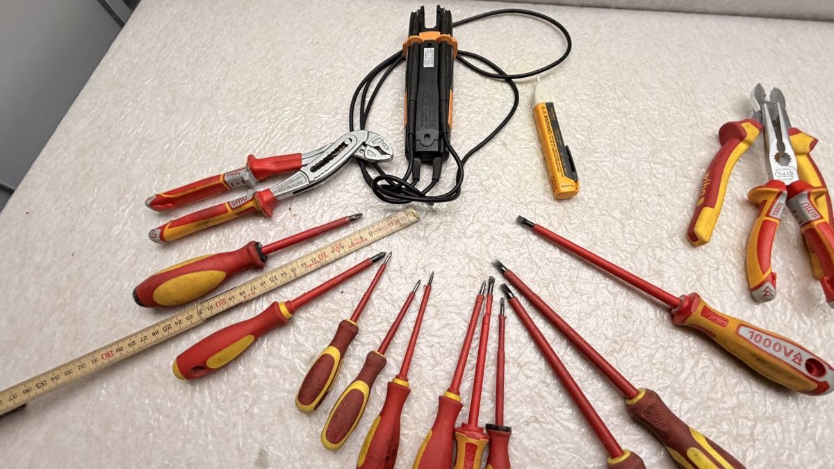 Tutti gli attrezzi: Elektriker Werkzeug stromer Set 1000 volt – Usato da Rotkreuz venduto da perlengott 5