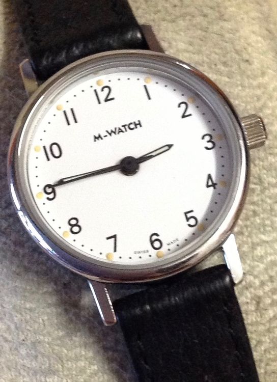 Montre Mondaine Swiss Made Railway - Boîtier Recyclé, Cadran Gare, Bracelet Cuir