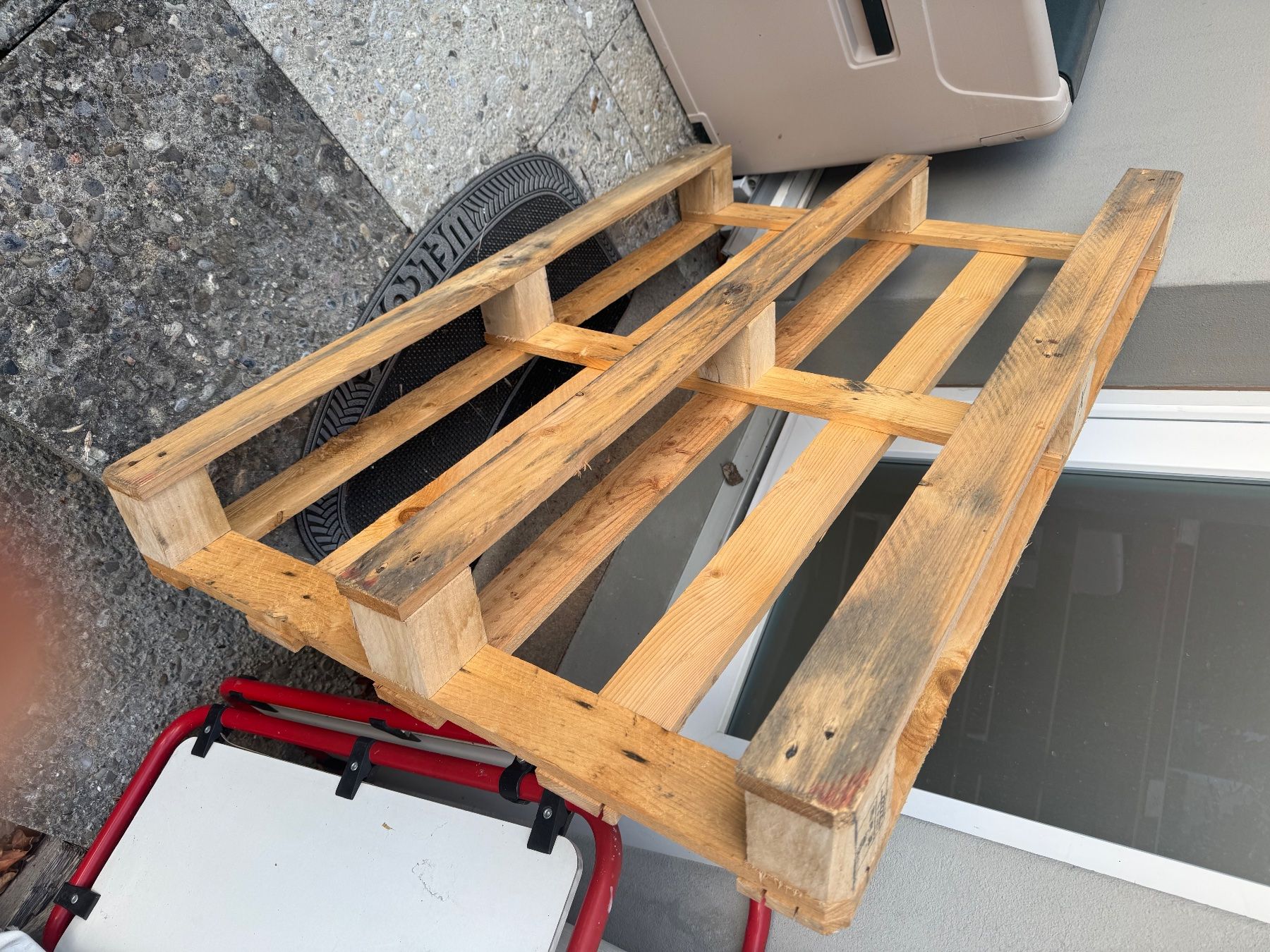 Pallets: 2 Holzpaletten – Usato da Kehrsatz venduto da cashswiss2 1