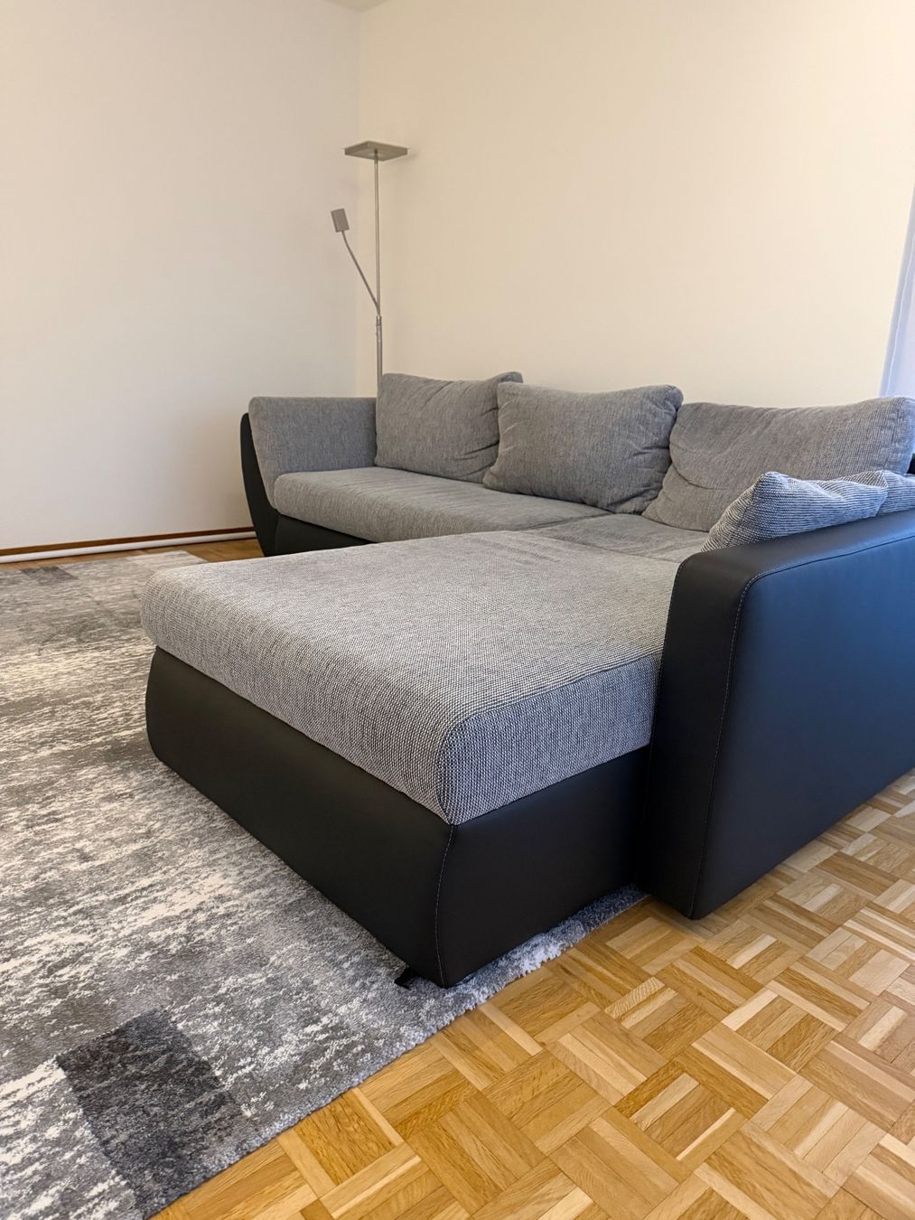 Sofas: Ecksofa Stoff schwarz grau guter Zustand – D'occasion à Dietlikon par aisma 2