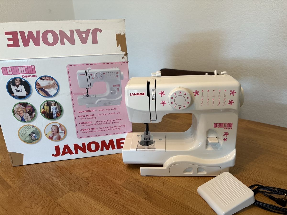 Janome Macchine da cucire: Jenome Sew Mini Delux ohne Stromkabel – Usato da Seuzach venduto da HarrisA