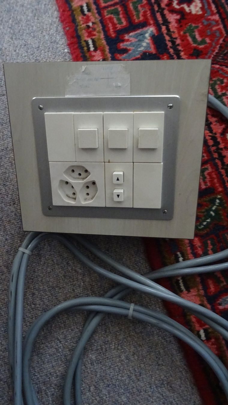 Interruttori: SCHALTER MIT 3 X STECKER UND 2X 4M. KABEL – Usato da Burgdorf venduto da may52 1