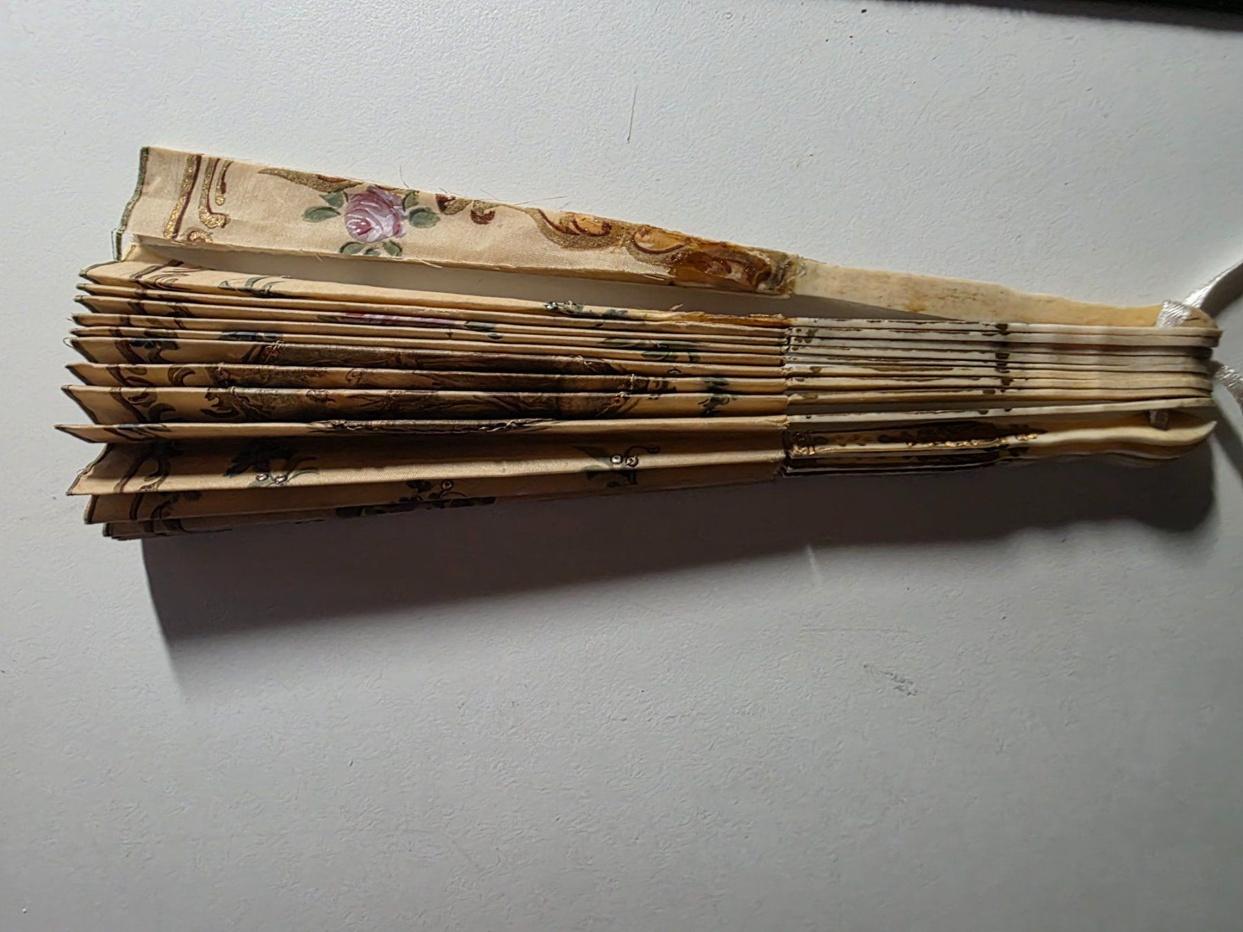 Tutte le decorazioni: antiker verschliessbarer Hand Fächer 14 cm – Difettoso da Walterswil BE venduto da Lonitti 5