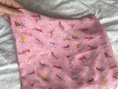 Pareau en voile rose avec motifs fashion