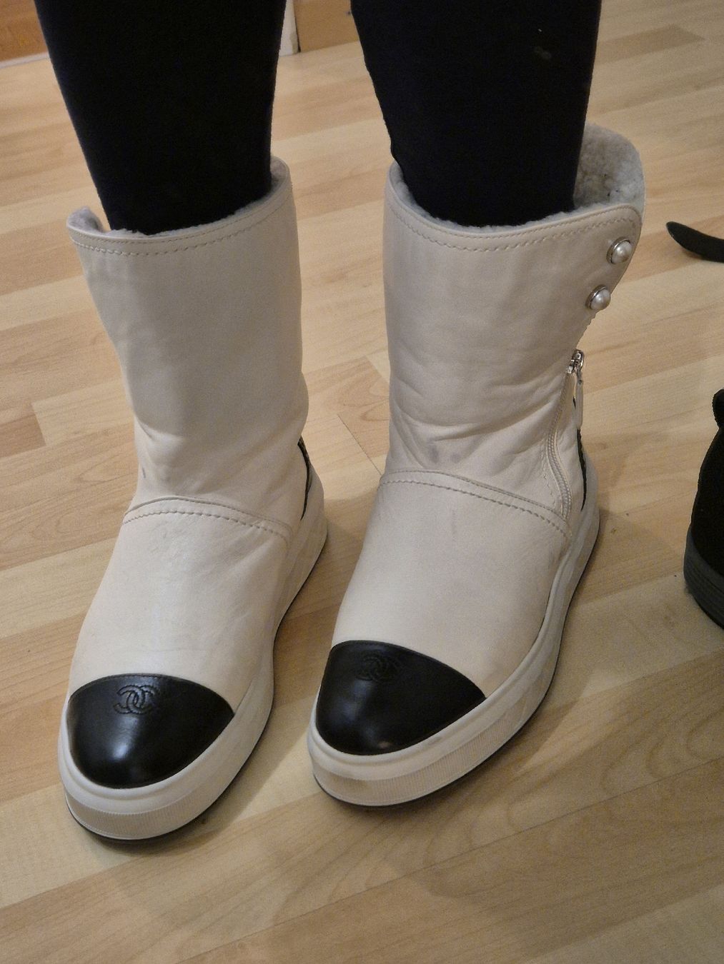 Chanel Scarpe da donna: Chanel Boots Gr 39 – Usato da St. Gallen venduto da eli_c2kr