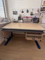 Höhenverstellbarer Schreibtisch mit ergonomischem Stuhl