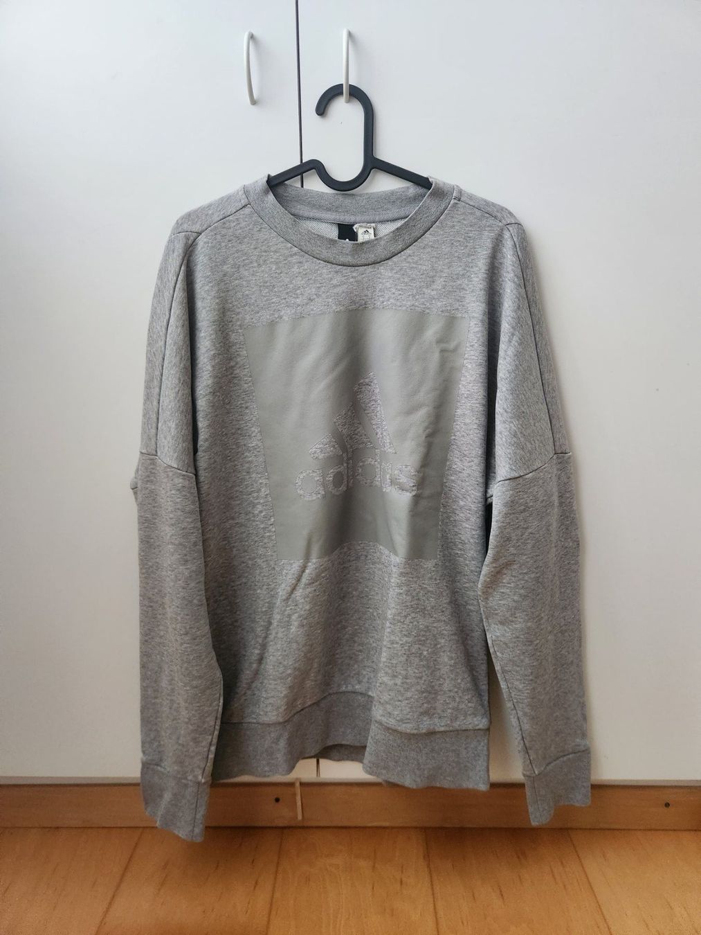 Adidas Pullover & Sweatshirts: Pullover Adidas grau mit Logo Grösse M guter Zustand – Gebraucht aus Ennetbaden von ale_syz8