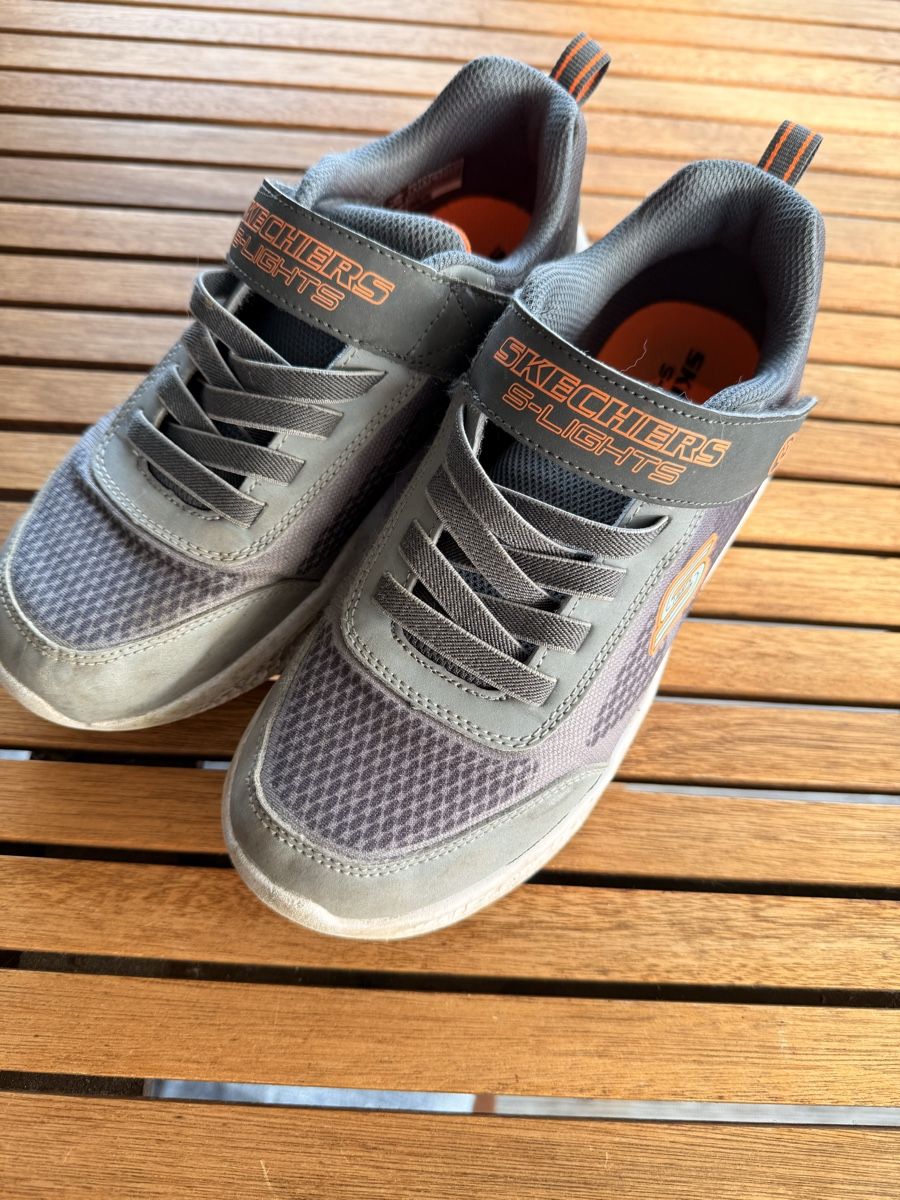 Skechers Scarpe per ragazzi: Sketches mit LED in Gr. 36 – Usato da Rotkreuz venduto da ZG6343