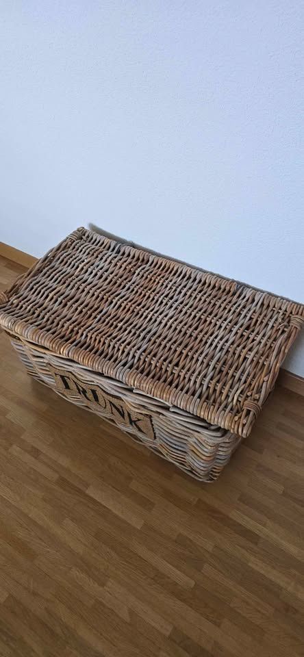 Cassapanche: Grosse Rattan Truhe  Versand Möglich – Nuovo (secondo la descrizione) da Weggis venduto da bdrm48 1
