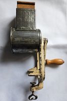 Vintage Nussmühle / Reibe mit Kurbel und Tischklemme