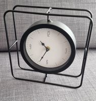 Schwarze Vintage Tischuhr im Industrial Design, neuwertig