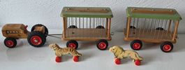 Altes Holzspielzeug Traktor mit Zirkuswagen und Tieren