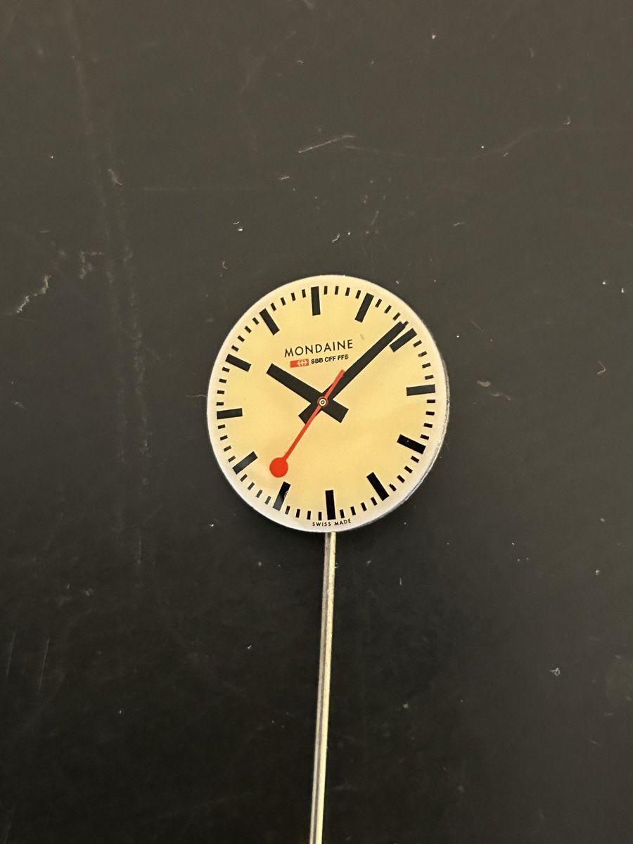 Alle Dekorationen: Anstecknadel Mondaine Uhr – Gebraucht aus Zumikon von tuna007 1